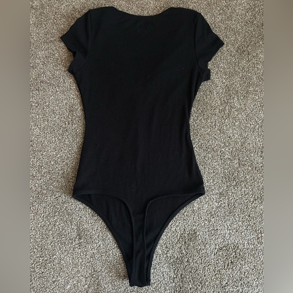 American Eagle Outfitters Black Bodysuit with Scrunch V-Neckline - Picture 5 of 13